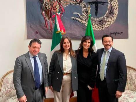 Da sinistra: Massimo Ariello, responsabile turismo della CaMexItal; Letizia Magaldi, presidente CaMexItal; Laura Rossi, consigliere delegata CaMexItal per Moda Lusso e Turismo; Mauricio Guerrero, vice capo missione dell’Ambasciata