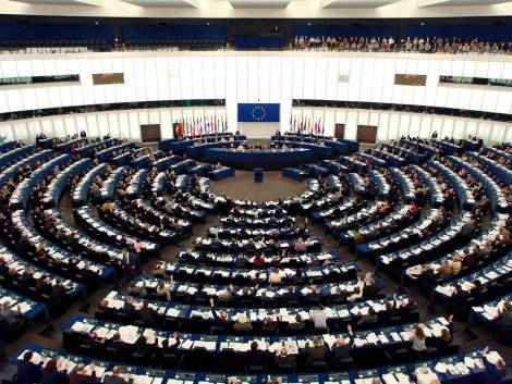 Direttiva pacchettiIl Parlamento Ueapprova le norme