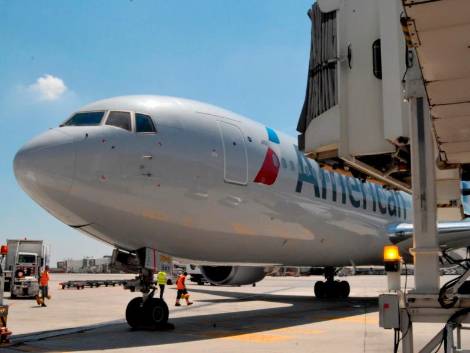 American Airlines: i sindacati sfiduciano il ceo Robert Isom