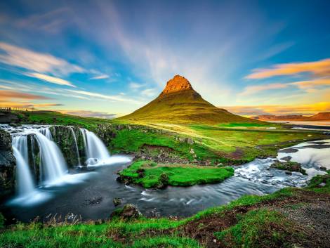Le cascate Kirkjufellsfoss con il monte Kirkjufell, in Islanda
