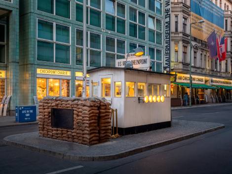 Berlino, al via la ristrutturazione dello storico Checkpoint Charlie