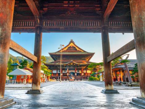 Il Giappone oltre Tokyo e Kyoto: gli itinerari alternativi tra onsen, street food e samurai