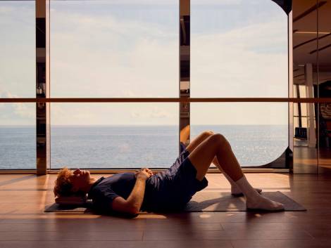 Explora Journeys e il lusso dell’equilibrio: la nuova campagna con Jannik Sinner