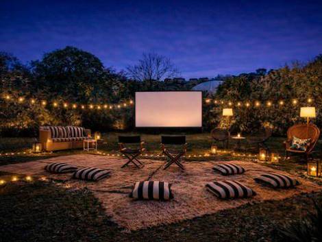 Aries Group: il cinema all’aperto protagonista dell’estate 2026 in hotel