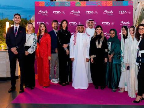 Hazim Al-Hazmi, al centro, con tutto il suo staff