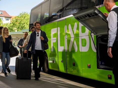 FlixBus alza il velo sull’offerta estiva e sbarca in Sardegna