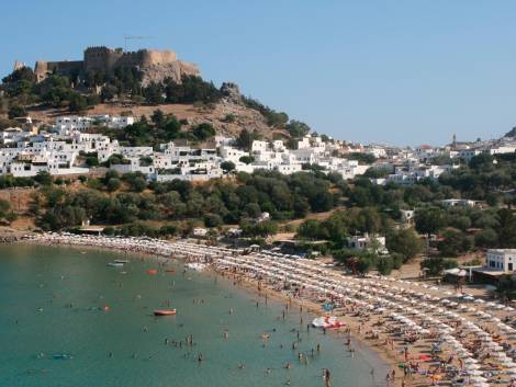 Incendi a Rodi, il Governo greco offre un voucher per i turisti evacuati