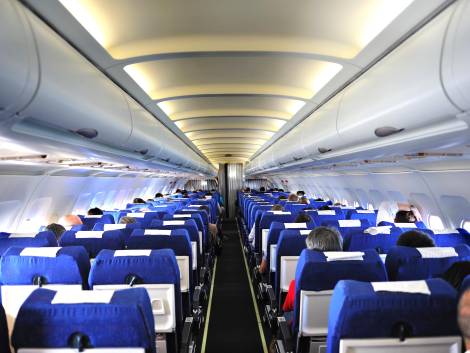 TikTok, selfie e manicure: il nuovo galateo in aereo secondo gli italiani