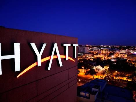 Hyatt lancia la campagna globale con Karisma Kapoor