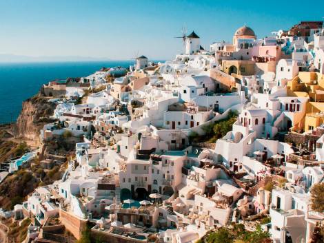 La Grecia chiude il 2025 con 38 milioni di arrivi. Italia in crescita dell’8,6%