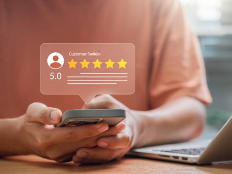 Recensioni online, pressioni dall’Ue sulla normativa italiana: via libera a quelle anonime
