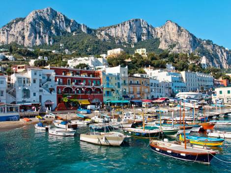 Capri tutela i turisti, via all’ordinanza anti-petulanza