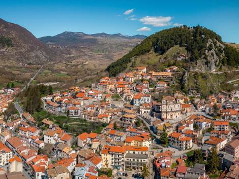 Da sinistra, il Presidente della giunta regionale dell'Abruzzo Marco Marsilio, il Sottosegretario con delega al turismo Daniele D’Amario, l’ad di Feries Fabrizio Begossi, il Ministro del turismo Daniela Santanchè e il Sindaco di Pescara Carlo Masci.
