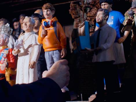 Nasce a Napoli la statuina del presepe firmata easyJet: O’ Viaggiatore