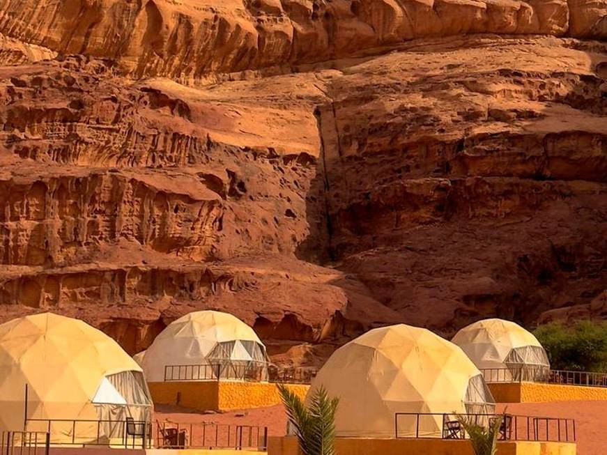 Dalle case sugli alberi ai castelli, perché cresce la domanda per alloggi insoliti