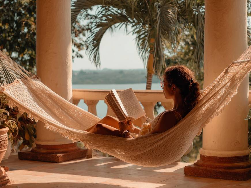 Leggere è lusso: reading retreat e book club nell’estate dei grandi hotel