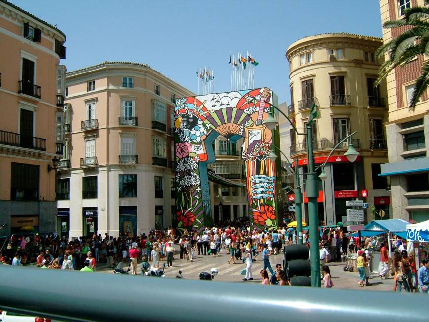 Spagna contro il turismo di massa: Cadice e Malaga scendono in piazza