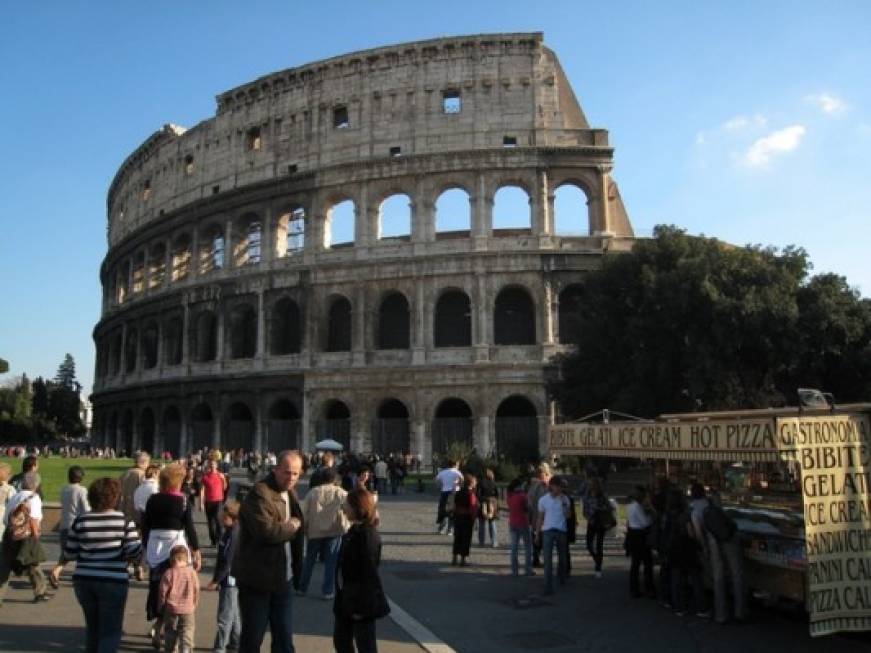 Roma, Virginia Raggi invoca il daspo anche per i turisti barbari