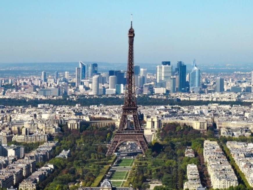Una zip line sulla Tour Eiffel: il video del grande volo
