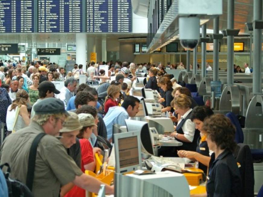Vacanza rovinata: ritardi in aeroporto, paga il tour operator