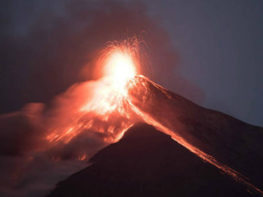 Guatemala, erutta il vulcano: chiuso l'aeroporto della capitale