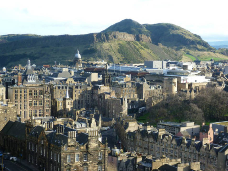 Scozia, Edimburgo contro i turisti ‘mordi e fuggi’: in arrivo una tassa di ingresso