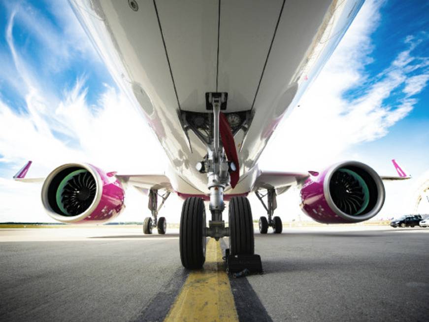 Wizz Air, caro carburante e dollaro forte pesano sui conti: rosso triplicato