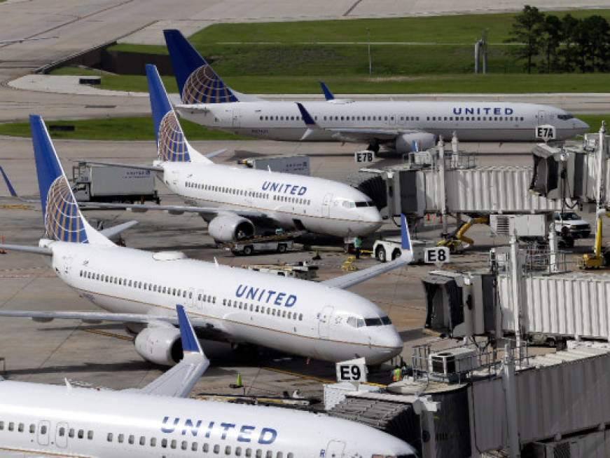 Boeing 777 fermi a terra dopo l’incidente di Denver