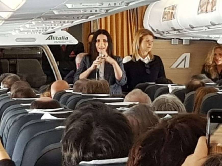 Laura Pausiniversione hostess su un volo Alitalia per il nuovo album