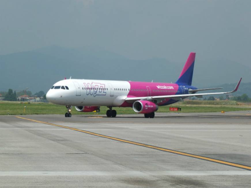 Policy Wizz Air:il bagaglio a mano salirà in cabina a pagamento