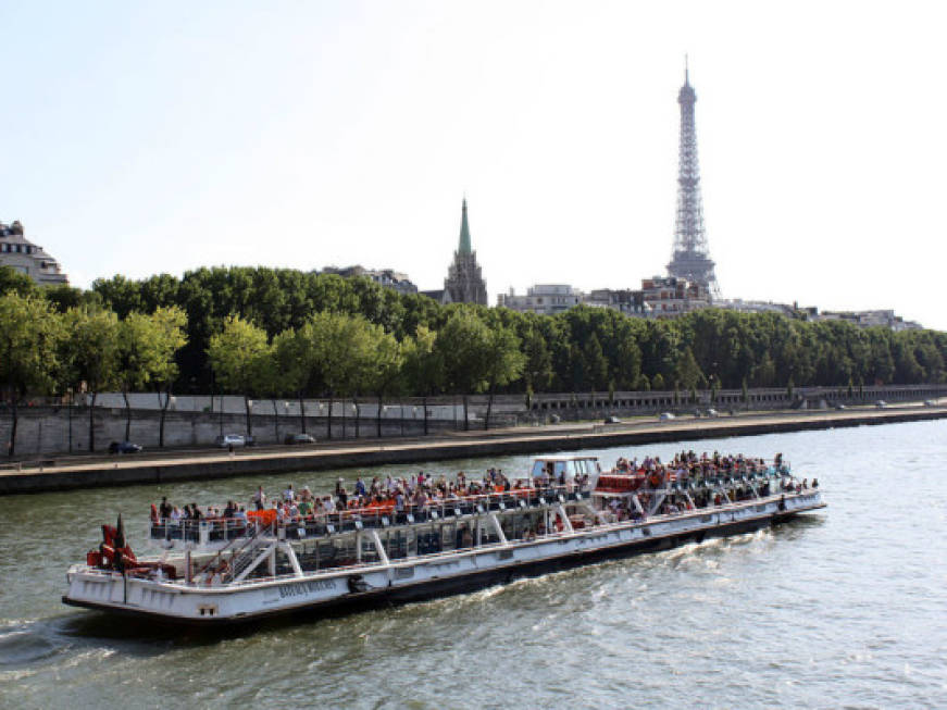A Parigi in primavera l&amp;#39;hotel galleggiante sulla Senna