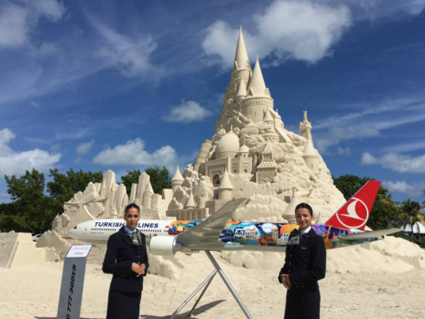 Turkish celebra il volo su Miami con la scultura di sabbia più grande del mondo