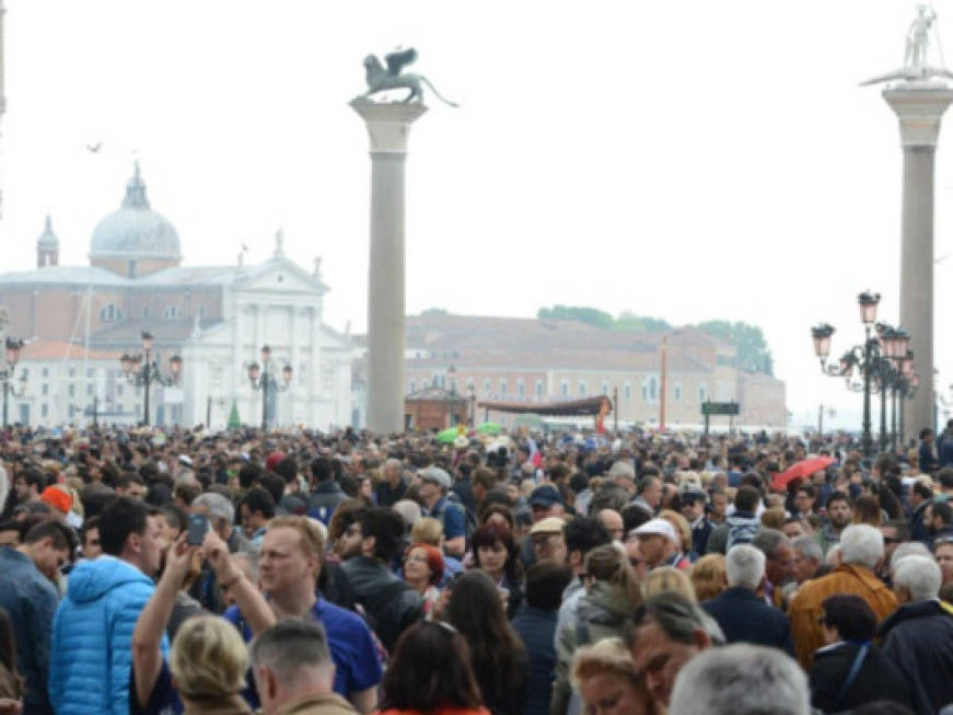 Overtourism a Venezia, scoppia la polemica tra gli artigiani e Cacciari