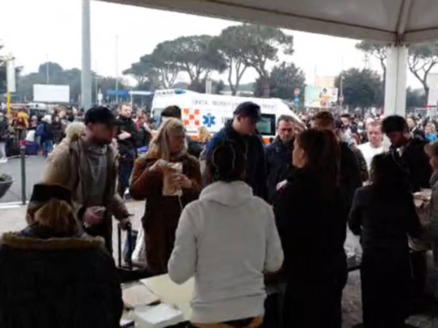 Incendio all'aeroporto di Ciampino, passeggeri evacuati e voli sospesi