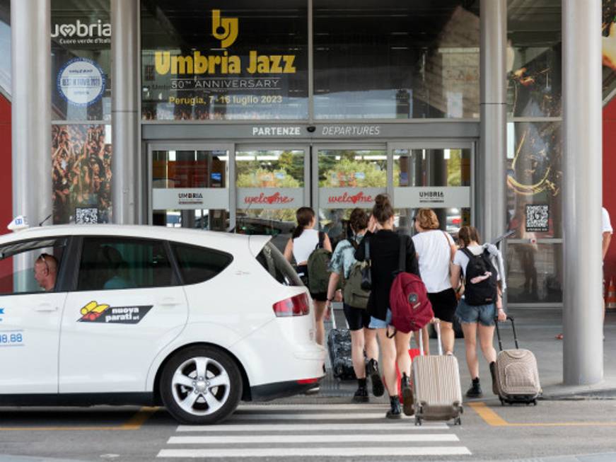 Estate da record per l'aeroporto dell'Umbria, voli pieni e primato di passeggeri