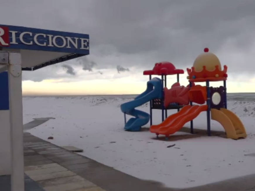 Riccione e l’inverno della neve in spiaggia. Il video