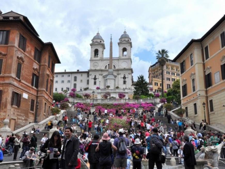 Divieto di sedersi a Trinità dei Monti, multe salate per i turisti