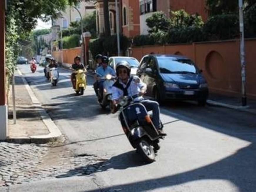 Agenti segreti TTGValerio porta i clienti in giro con la Vespa