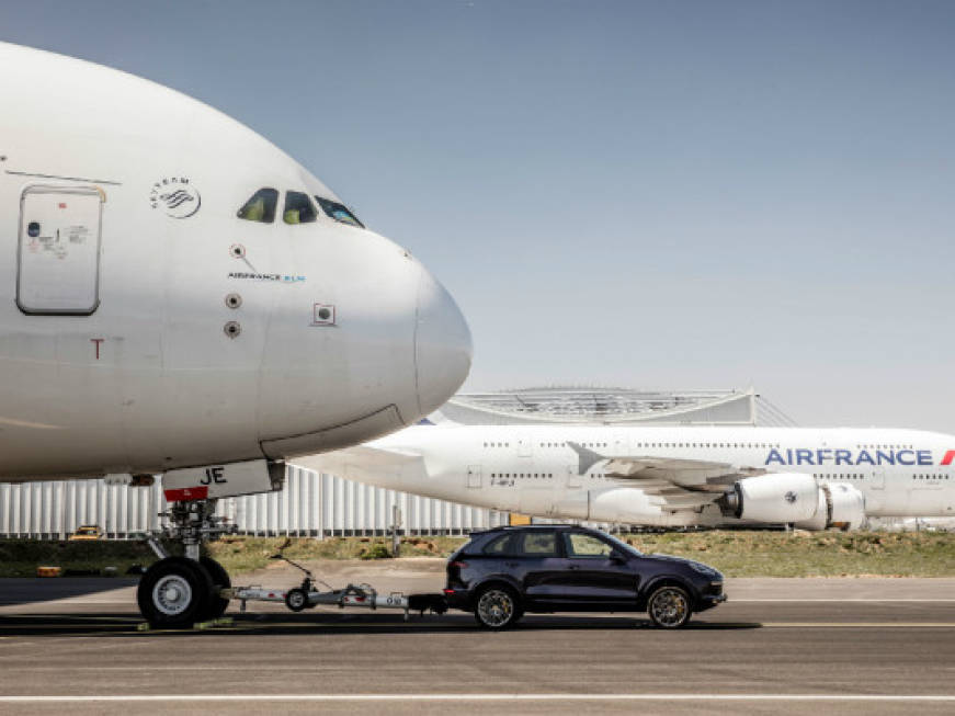 L&amp;#39;impresa della Porsche Cayenne V8: trascina un A380 da 285 tonnellate