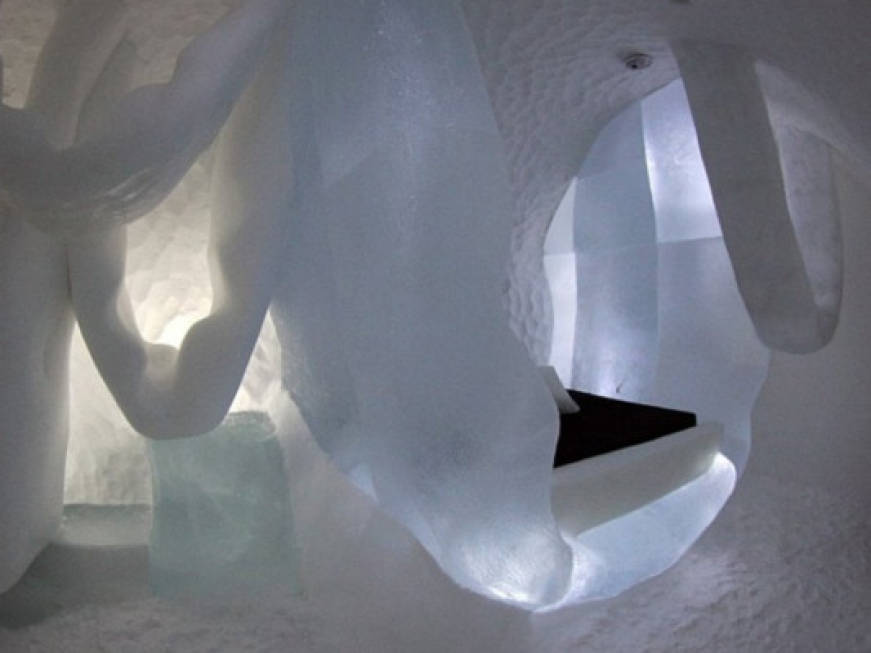 Svezia, apre l'Icehotel: nella suite il letto è appeso al soffitto