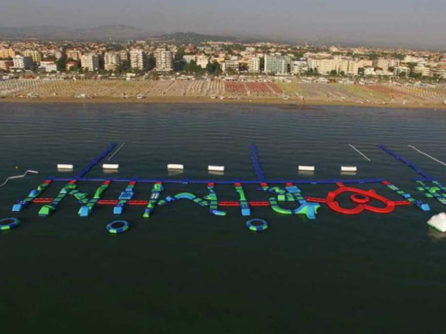 Rimini, inaugurato il parco acquatico galleggiante sul mare