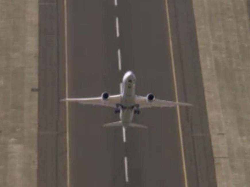 Un decollo in verticale, l&amp;#39;impresa impossibile del Boeing Dreamliner