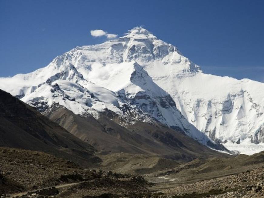 La Cina chiude l'Everest, sospesi i permessi del 2017