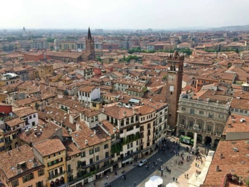 Verona triplica la tassa d&amp;#39;ingresso ai bus turistici, la protesta degli operatori