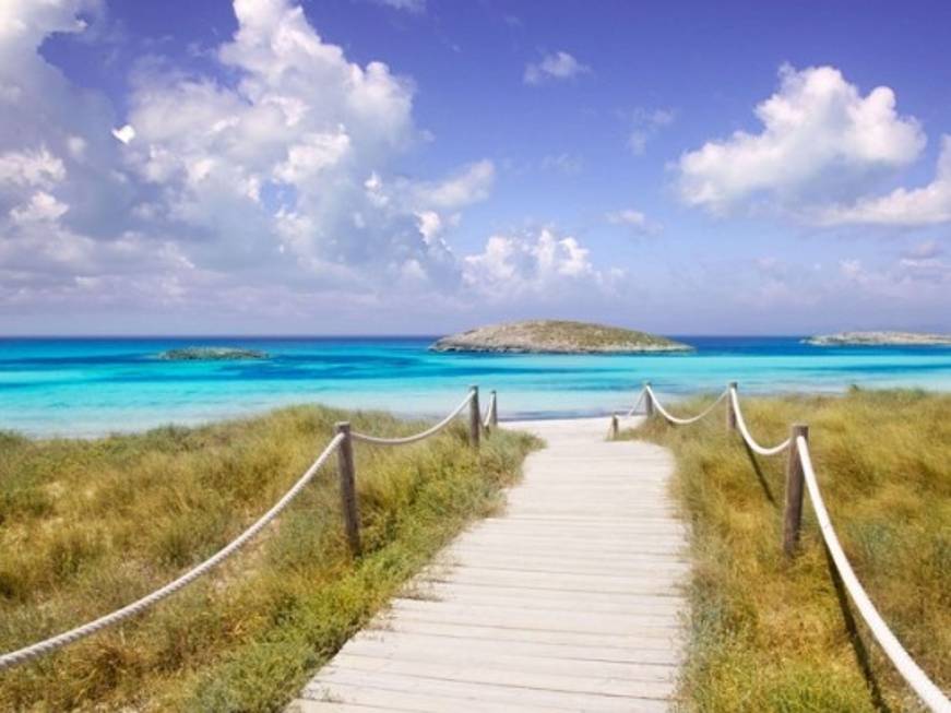 Formentera, stretta anti-Covid: stop a feste e assembramenti nelle case vacanza Formentera, stretta anti-Covid: stop a feste e assembramenti nelle case vacanza