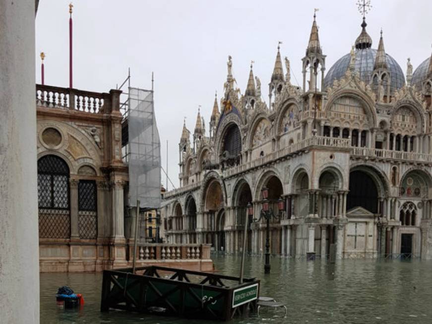 Acqua alta a Venezia, via alle richieste di rimborso per le imprese danneggiate