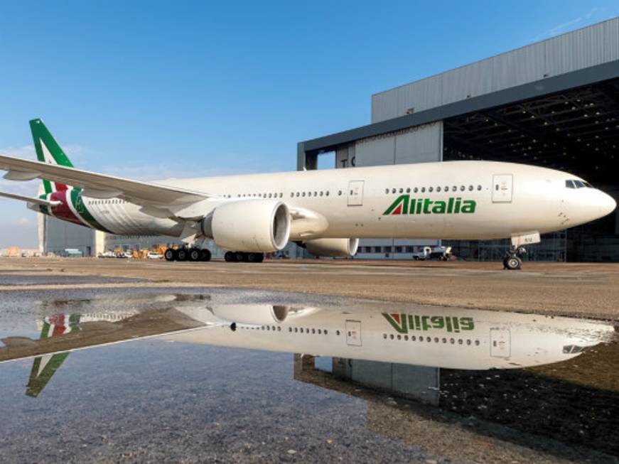 Alitalia, ecco il bando Cessione in blocco oppure separazione aviation e handling