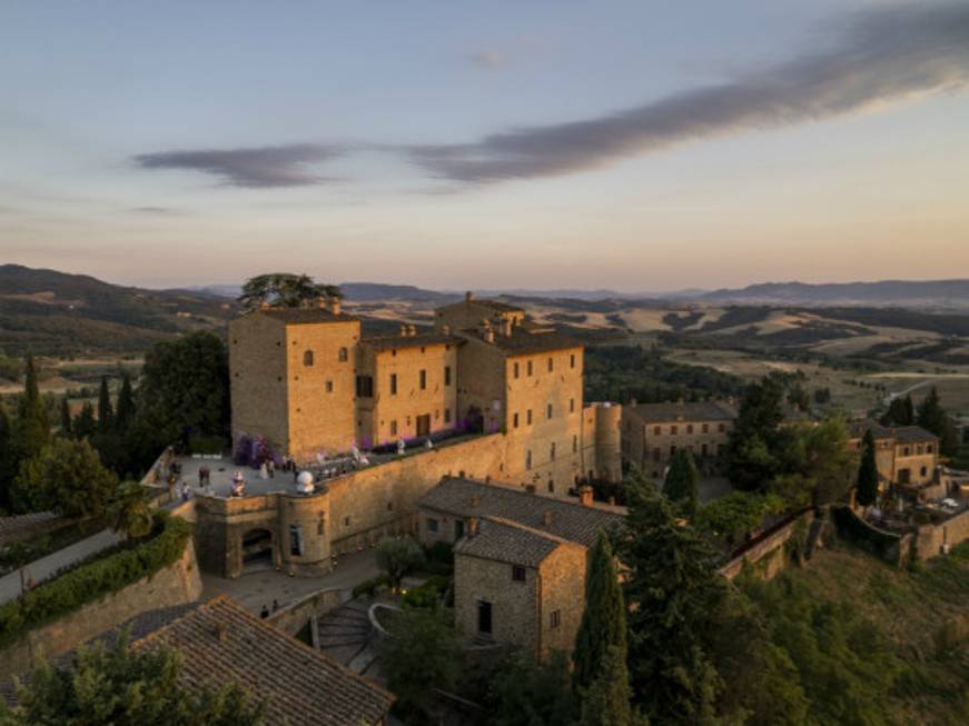 Al via il rebranding di Castelfalfi: un Pegaso cavallo etrusco è il nuovo marchio