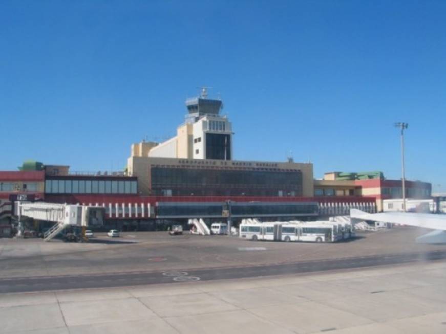 Aeroporto di Madrid, allarme delle compagnie: rischio caos per la chiusura di una pista
