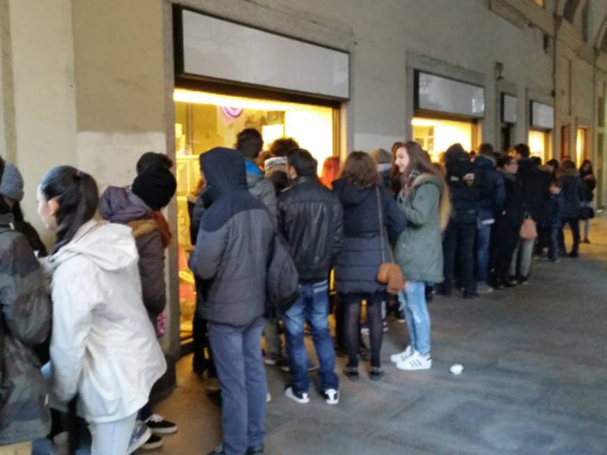 Storia di un negozio e della coda di clienti al suo ingresso